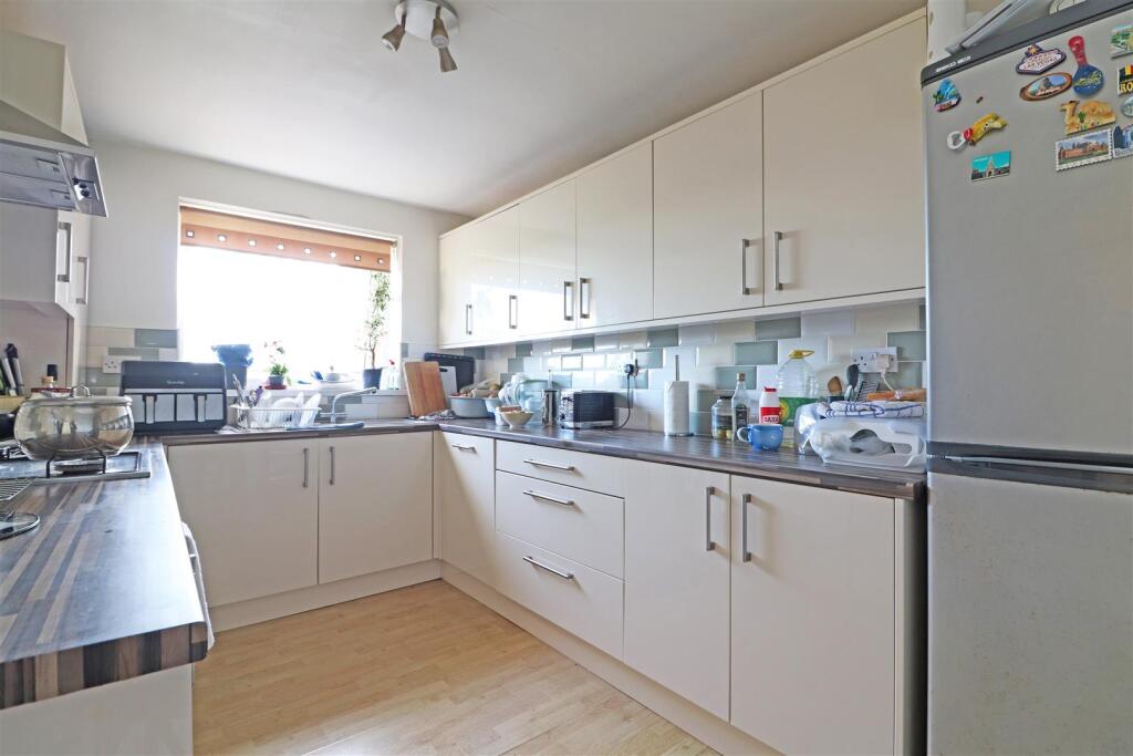 Apartment in Redhill, Reffles Bridge, Earlswood - View 3