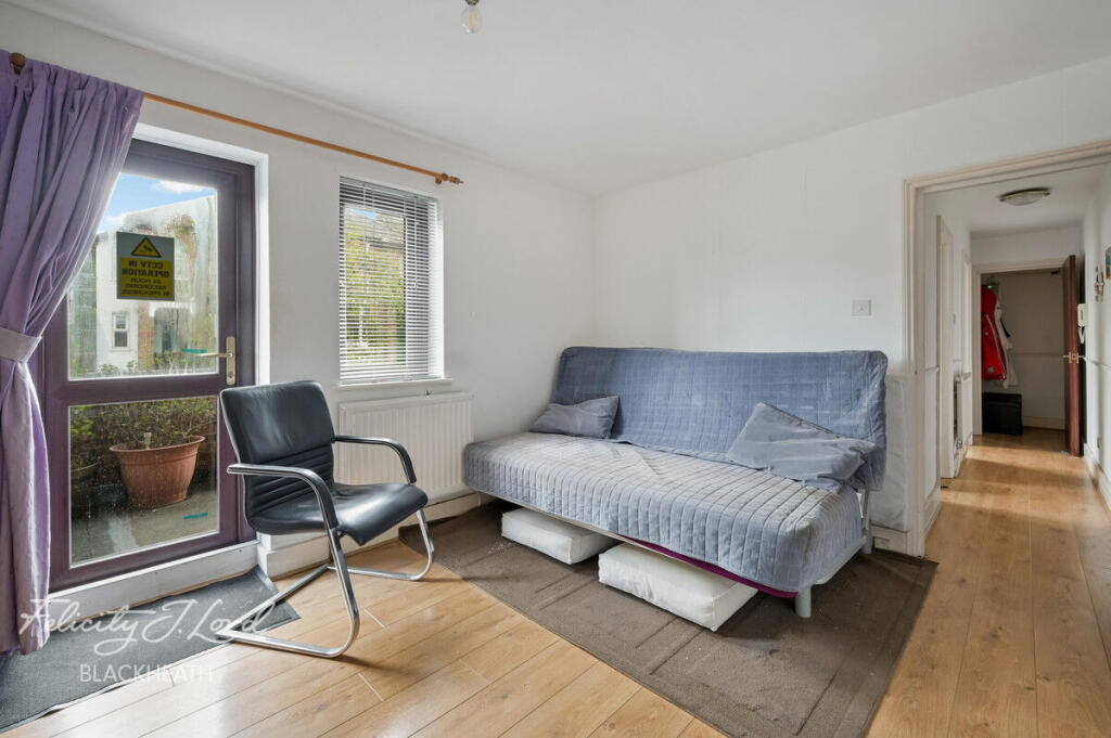 1-bed flat on Charlton Church Lane, London, £290,000