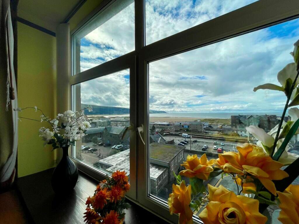Flat, 4 St. Davids Court, Barmouth, Gwynedd, LL42 1AF photo 3