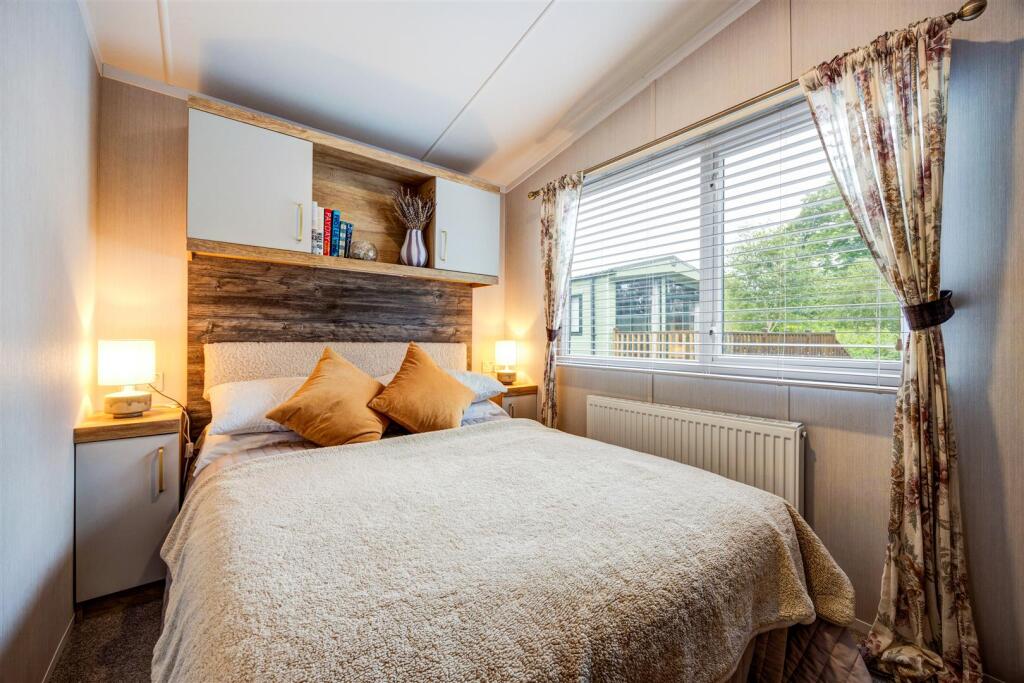 18 Flying Horseshoe Caravan Park, Clapham Station photo 4