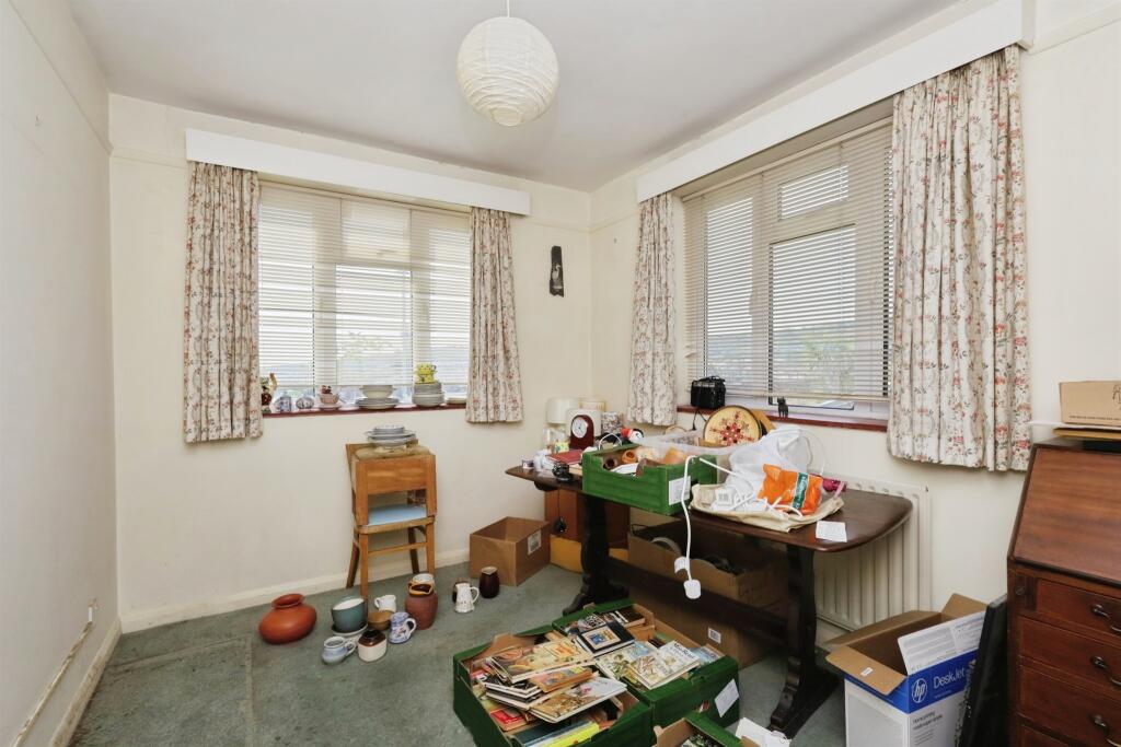 Cobbold Avenue, Eastbourne photo 5