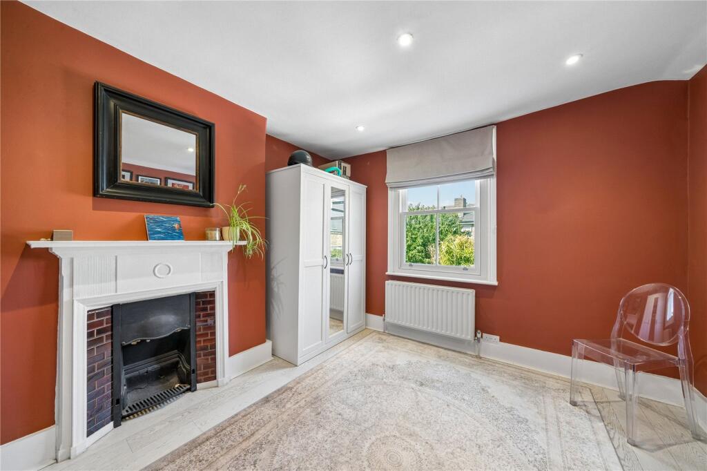 House in London, Summerstown - More
