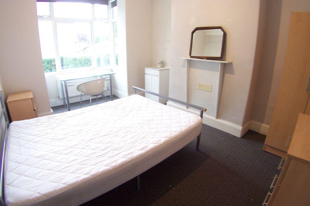 House in Leeds, West Yorkshire - View 2