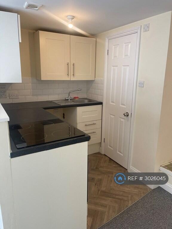 Apartment in St Albans, St Stephen - View 4