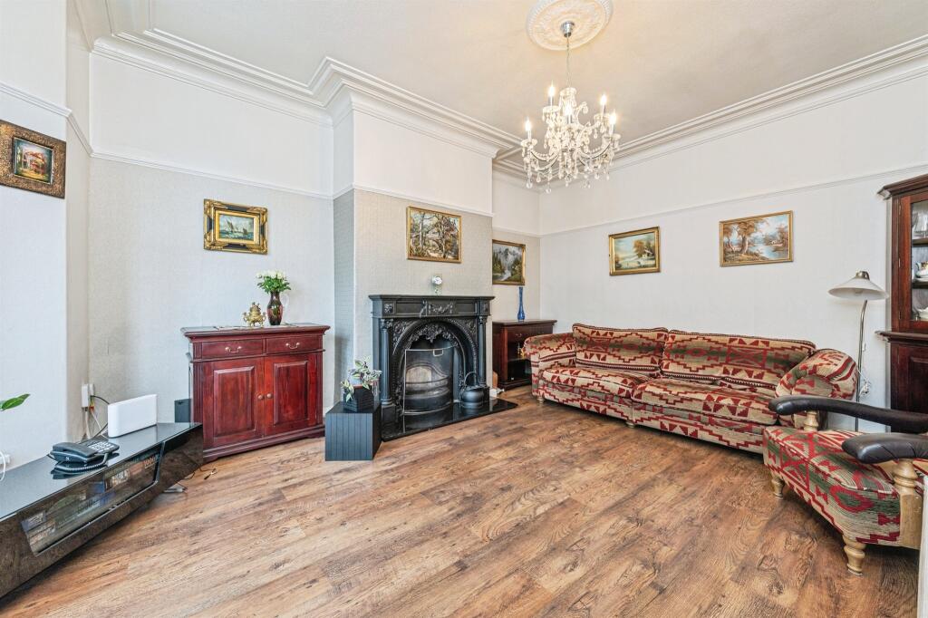 Whitcliffe Road, CLECKHEATON - View 3