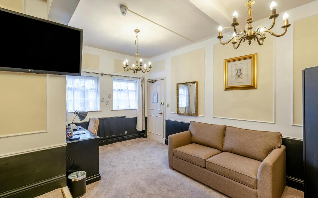 8685200-interior25.jpg