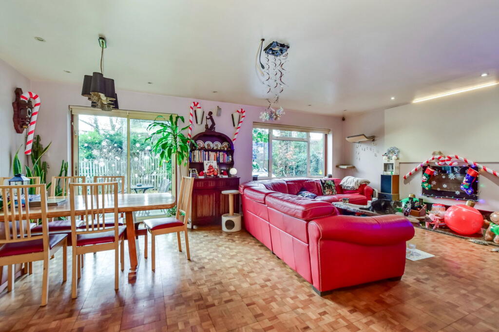 Jackets Lane, Northwood, Greater London, HA6 2SH photo 3