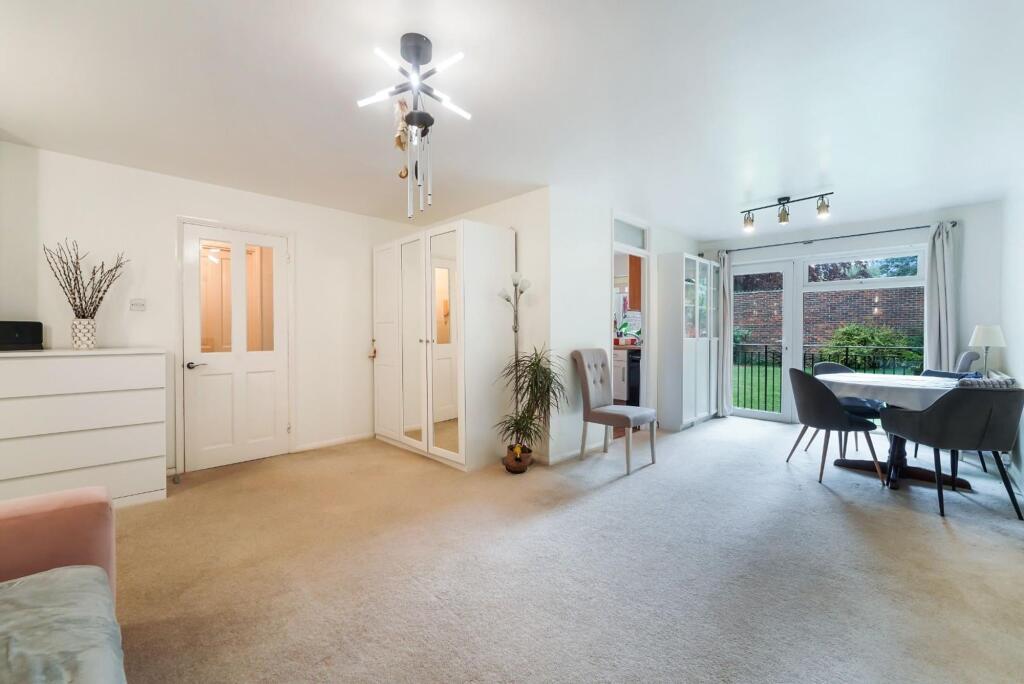 Apartment in Epsom and Ewell, Epsom - View 2
