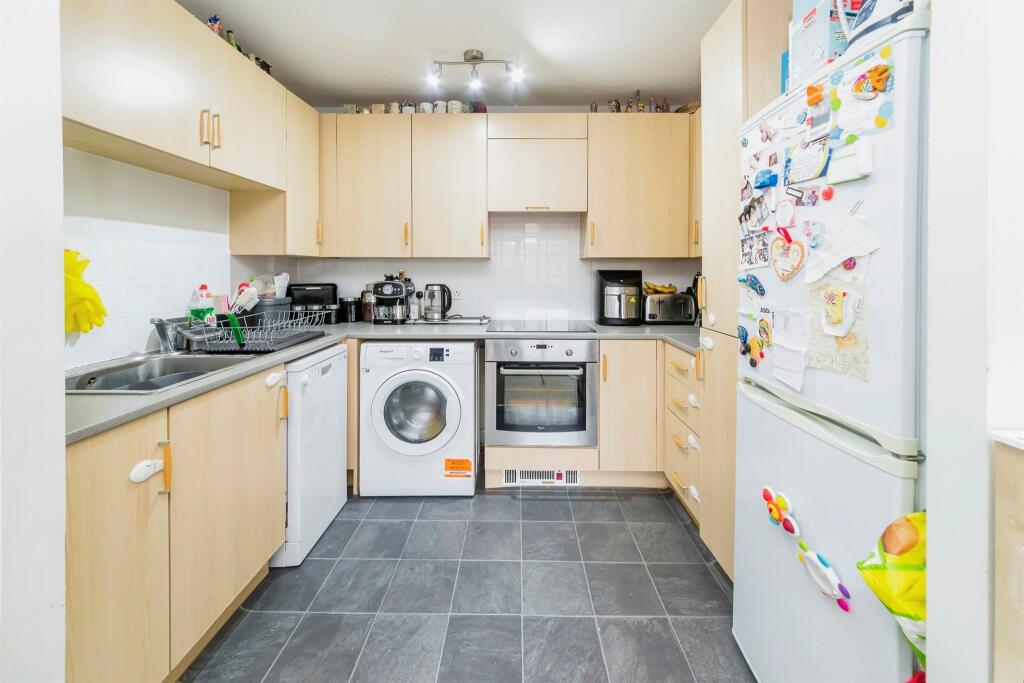 Apartment in Crawley, West Sussex - View 3
