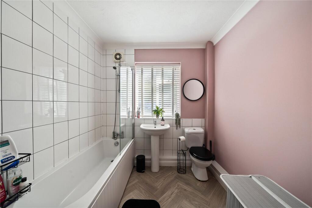 Apartment in Sutton - View 5