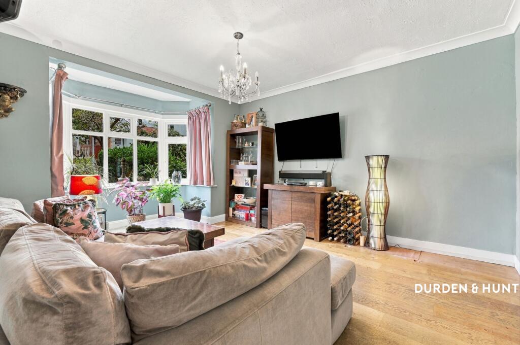 Harwater Drive, Loughton, IG10 photo 3