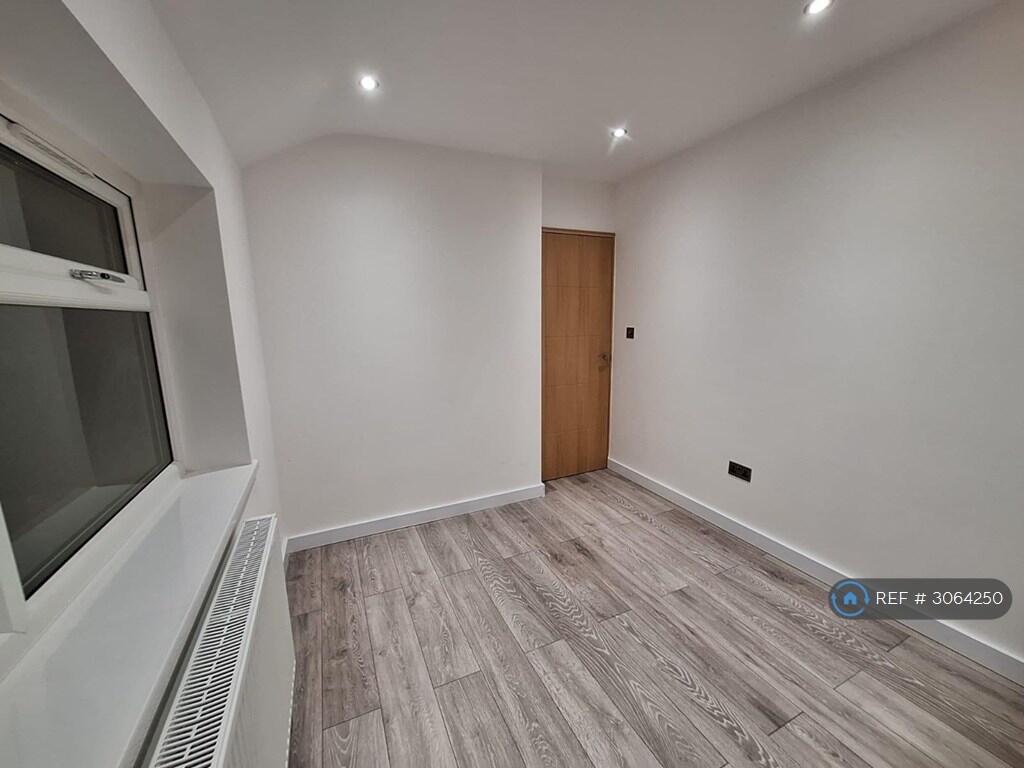 House in Slough - View 5