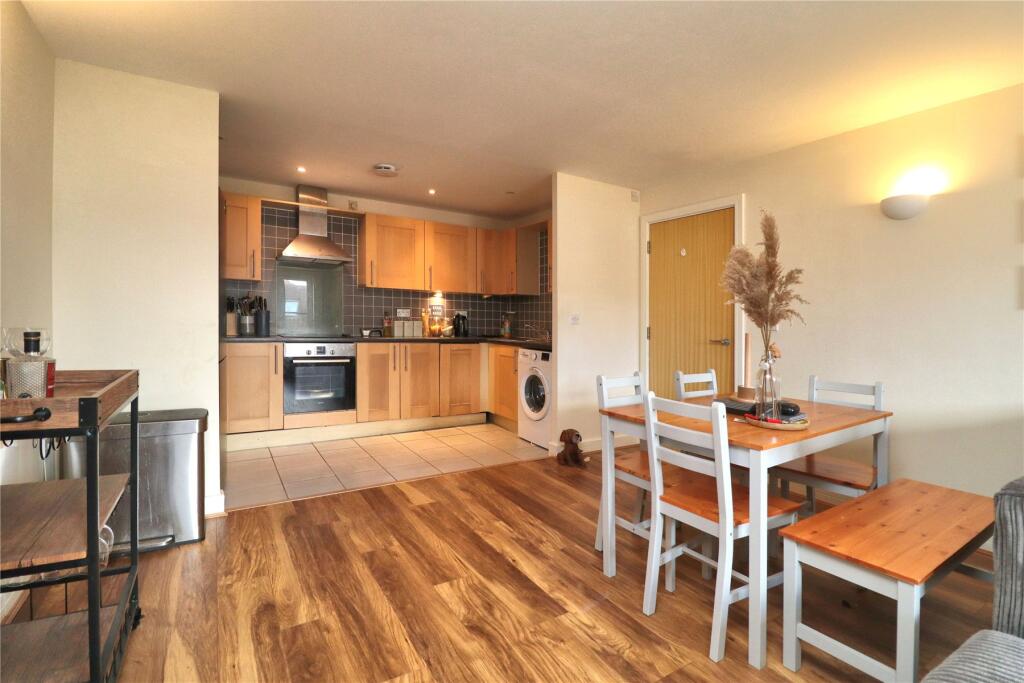Apartment in Woking, Surrey - More