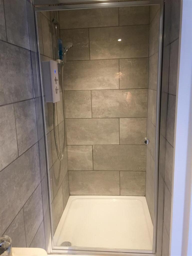6 bedroom end of terrace house for rent
