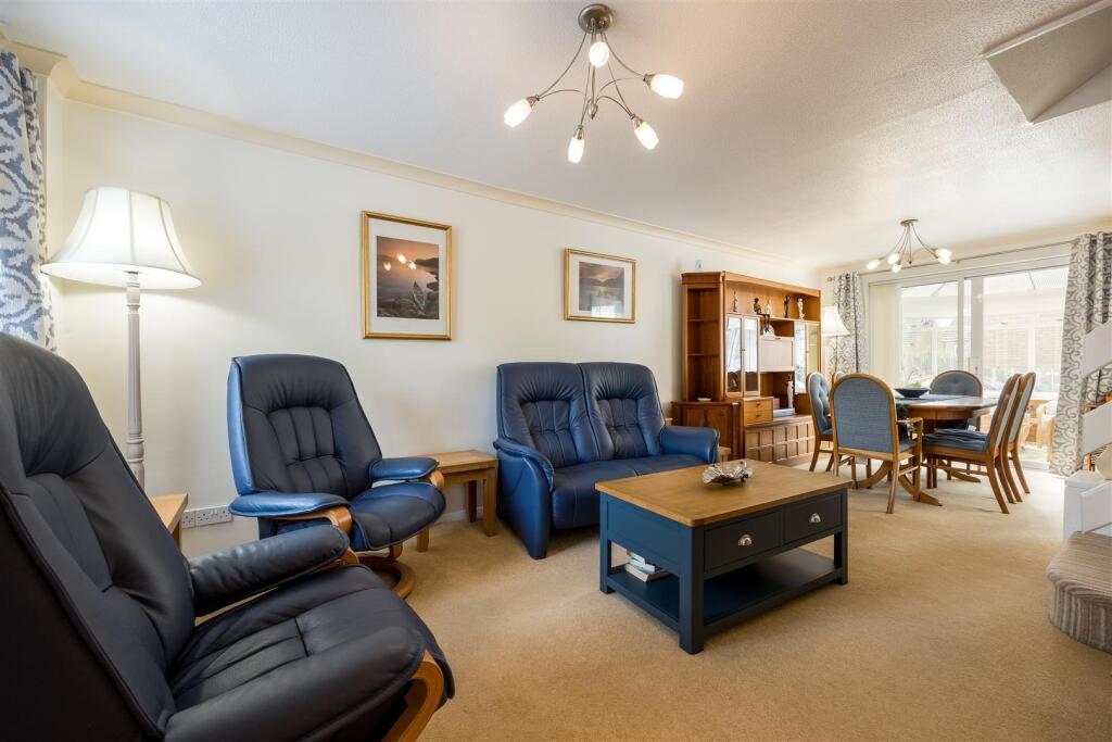 Holliers Crescent, Middle Barton, Chipping Norton photo 3