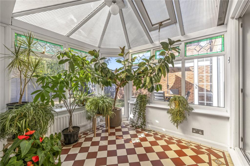 House in London, Hampton - More