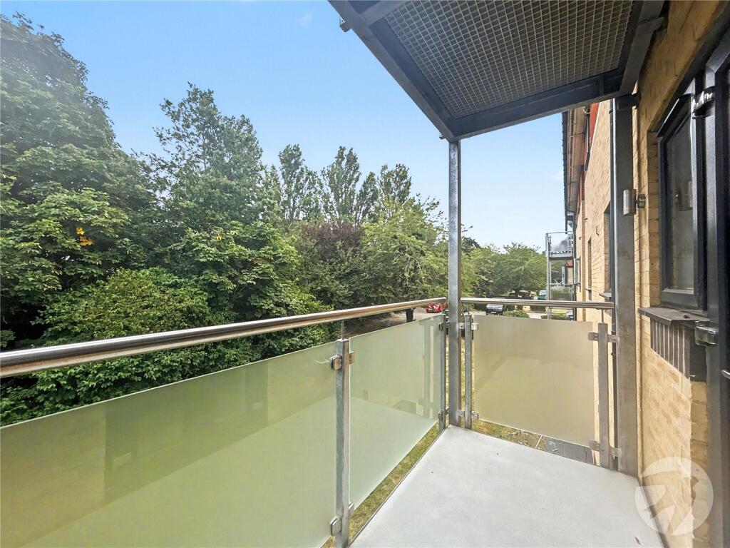 Apartment in London, Albany Park - View 5
