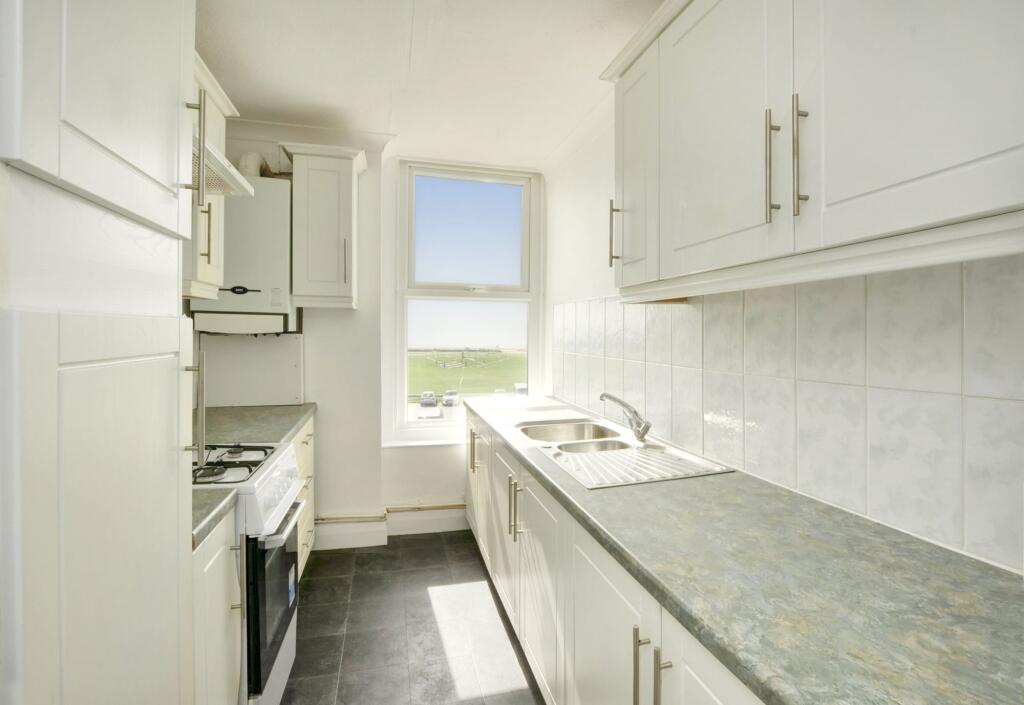 Apartment in Adur, Lancing - View 3