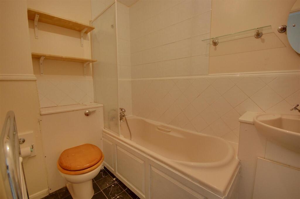 Apartment in Watford, Garston - View 5