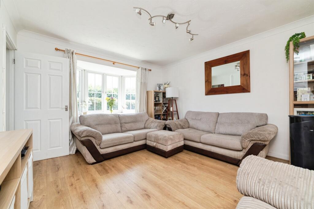 Primrose Drive, Hertford photo 4
