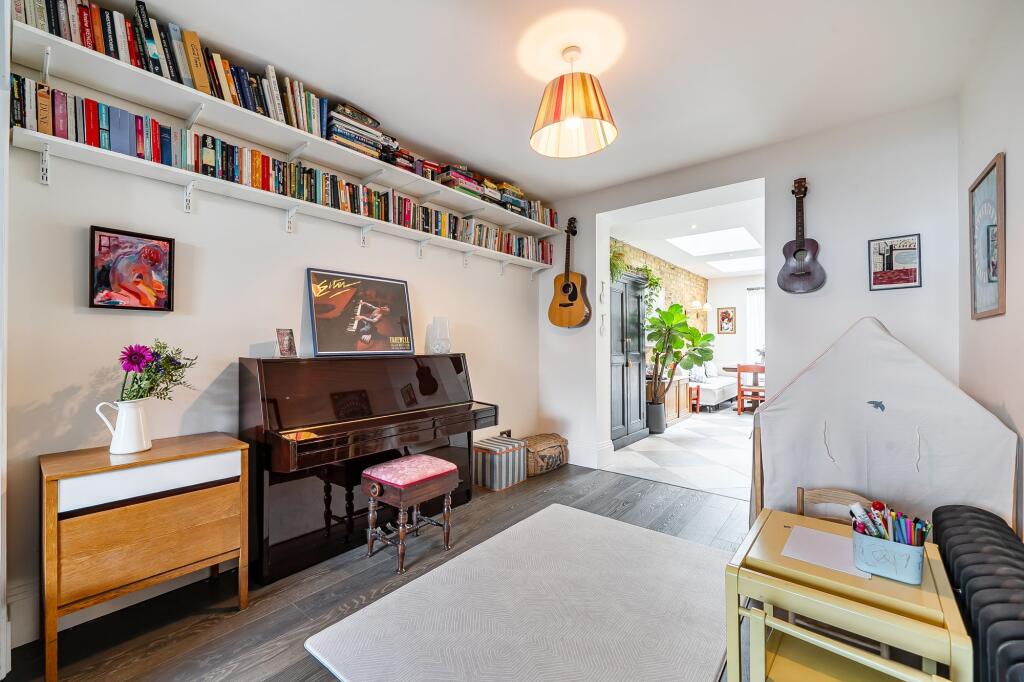 House in London, Royal Borough of Kingston upon Thames - More