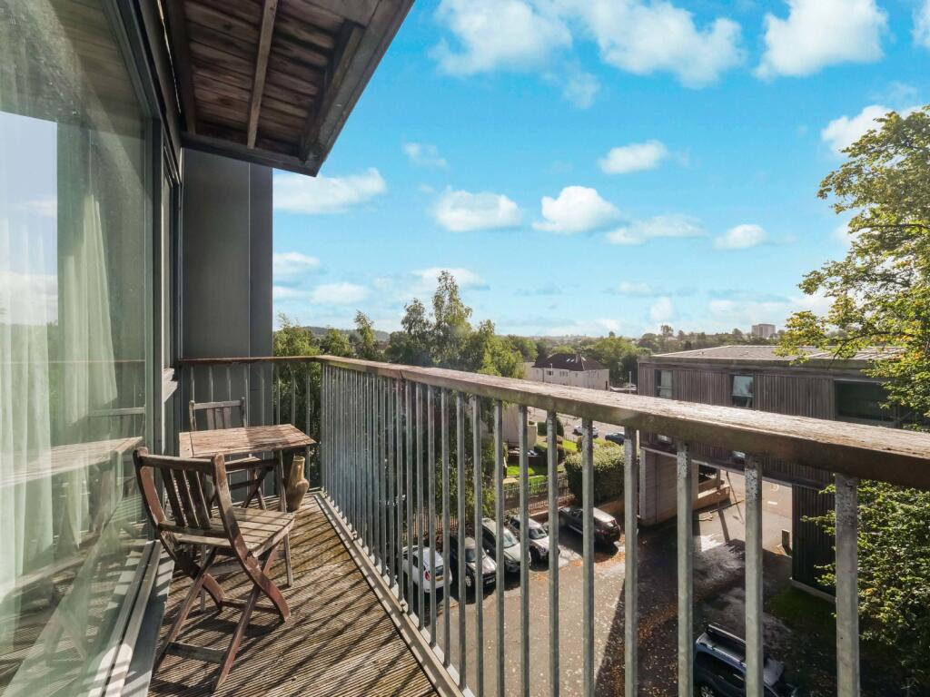 Apartment in Paisley, Renfrewshire - More