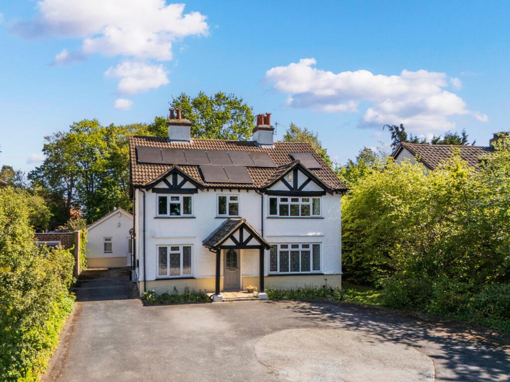 Main image of property: Reading Road, Wokingham, RG41