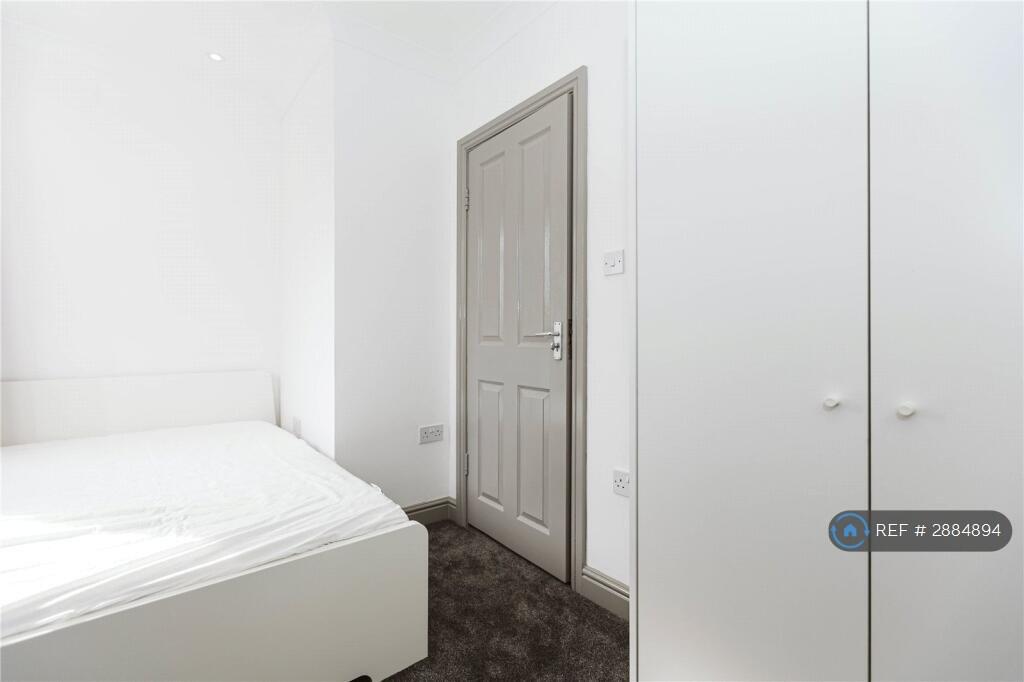 6 bedroom semi-detached house for rent