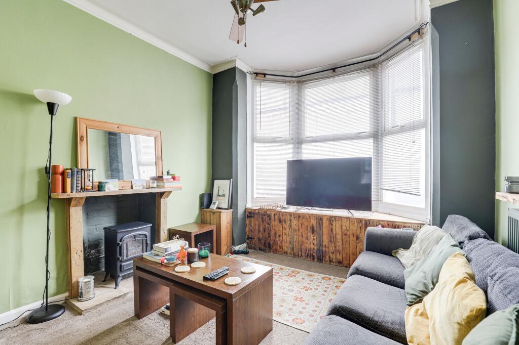 3 bedroom terraced house for sale in Woolmer Road, Nottingham, NG2 - View 2