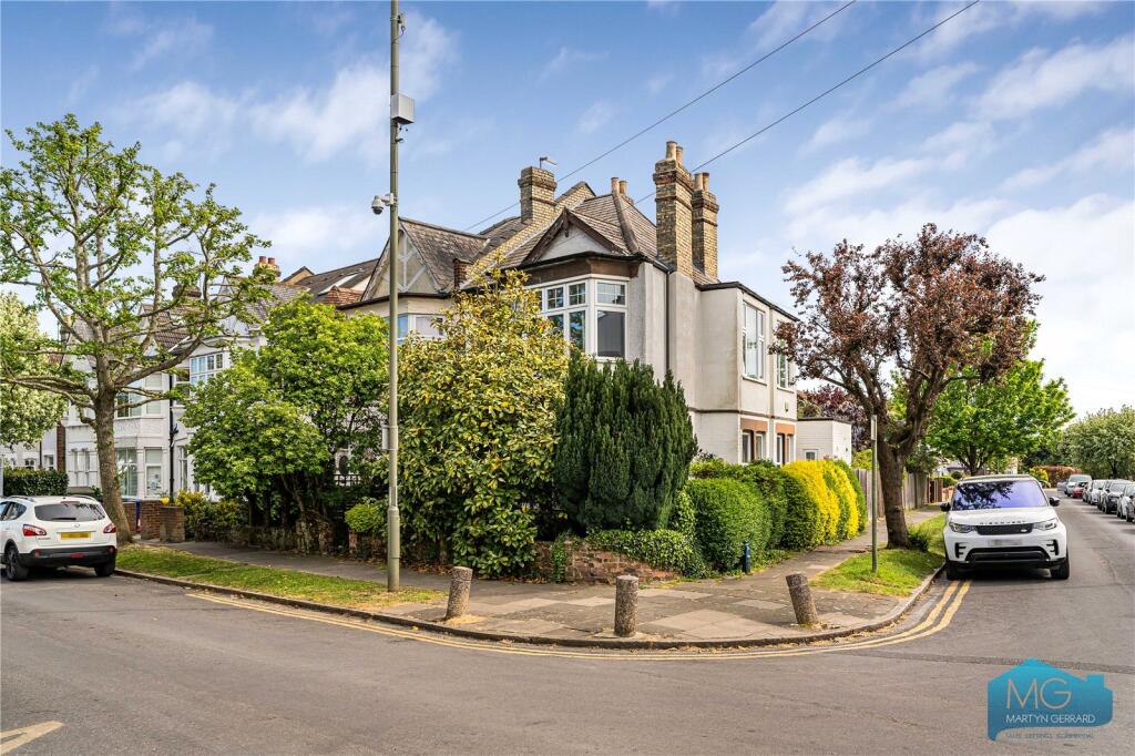 Main image of property: Queens Avenue, London, N20