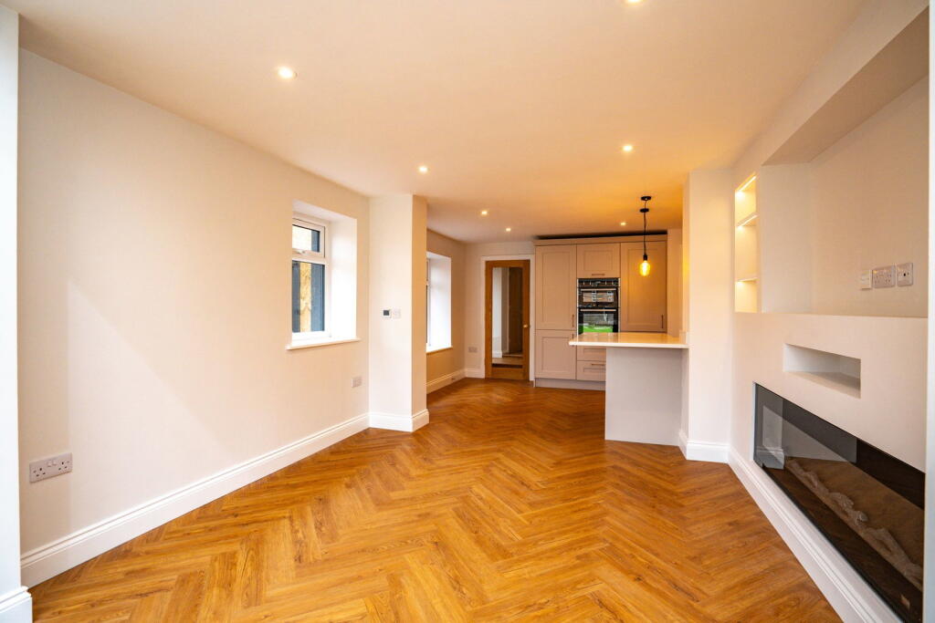 House in Malvern Hills, Malvern - More