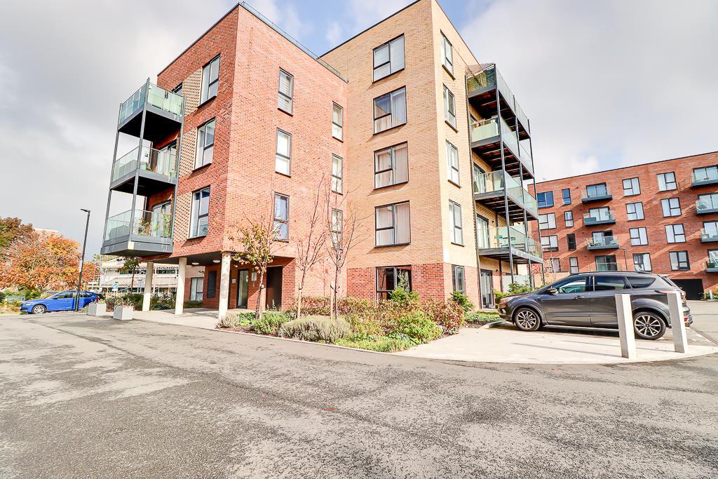 2-bed flat on Fairfax Drive, Westcliff-on-Sea, £260,000