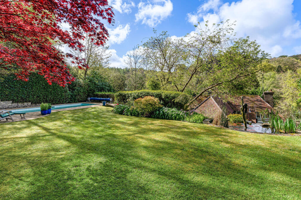 Chase Lane, Haslemere, GU27 photo 4