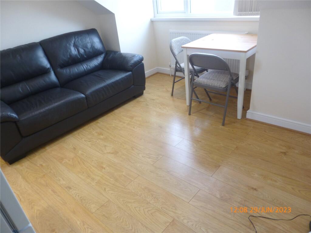 Apartment in Cardiff, Roath - View 2