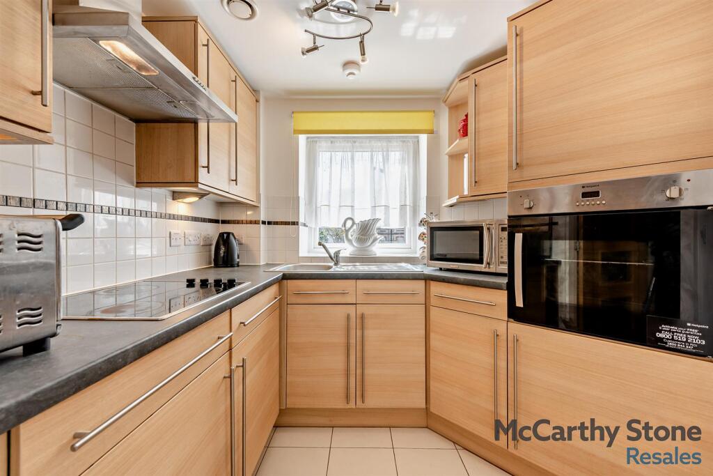 Apartment in Eastbourne, East Sussex - View 3