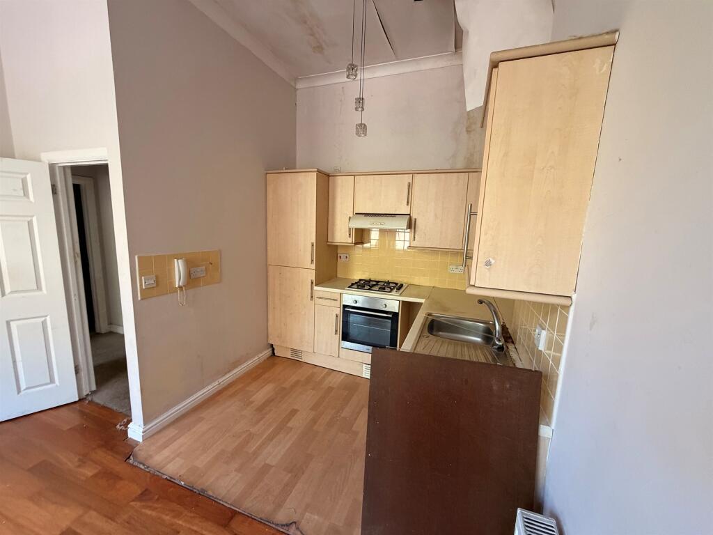 Apartment in Pontypridd, Maesycoed - View 4