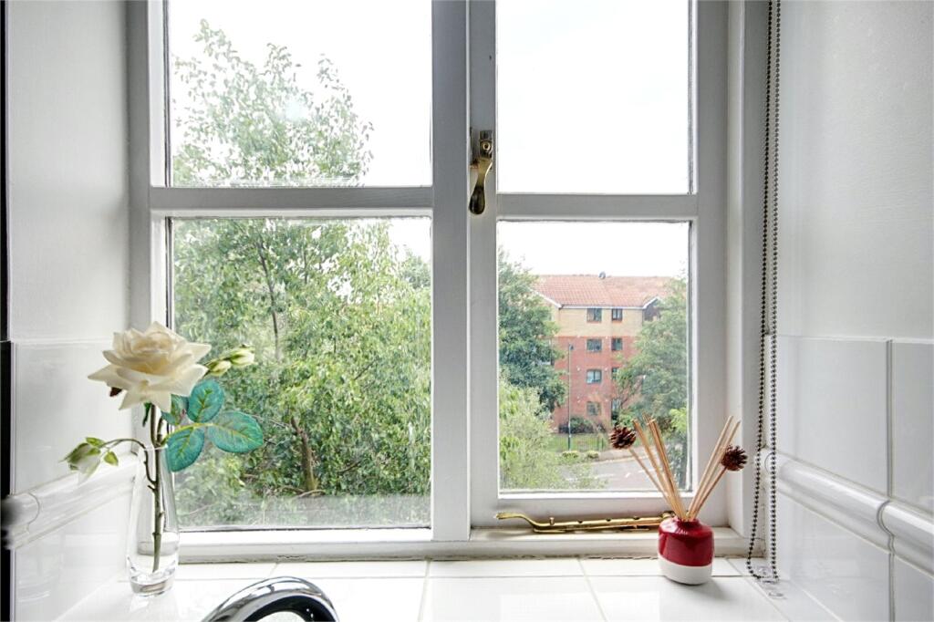 Apartment in Enfield, Enfield Island Village, London Borough of Enfield - View 5