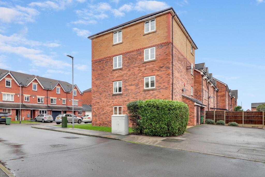 2-bed flat on Moorcroft, Ossett, West Yorkshire, WF5, £129,500