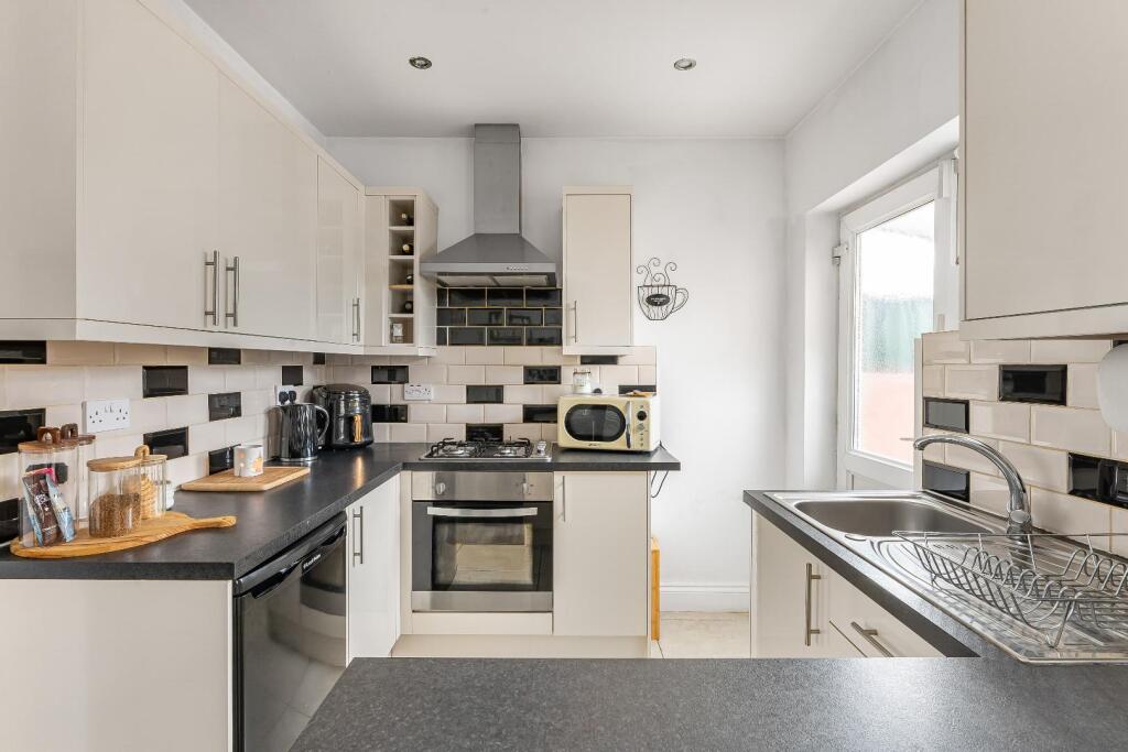 House in London, Rush Green - More