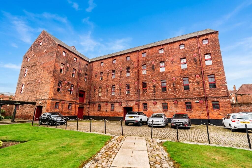 Main image of property: High Street, Hull, HU1