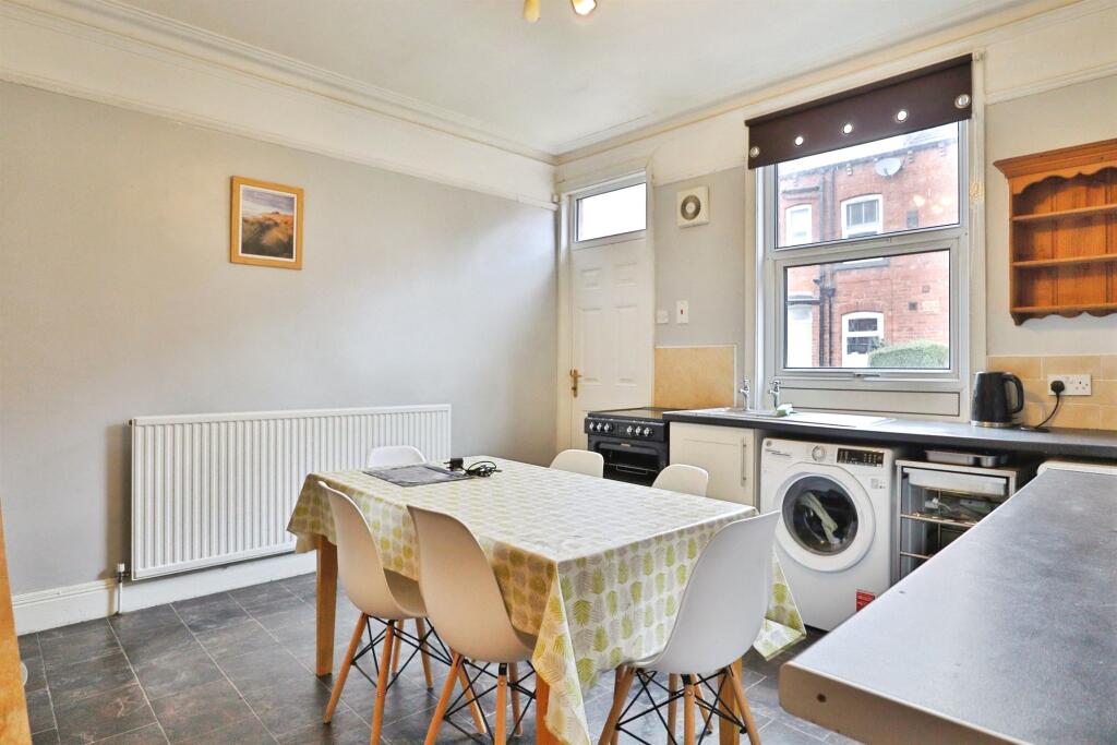 House in Leeds, West Yorkshire - View 4