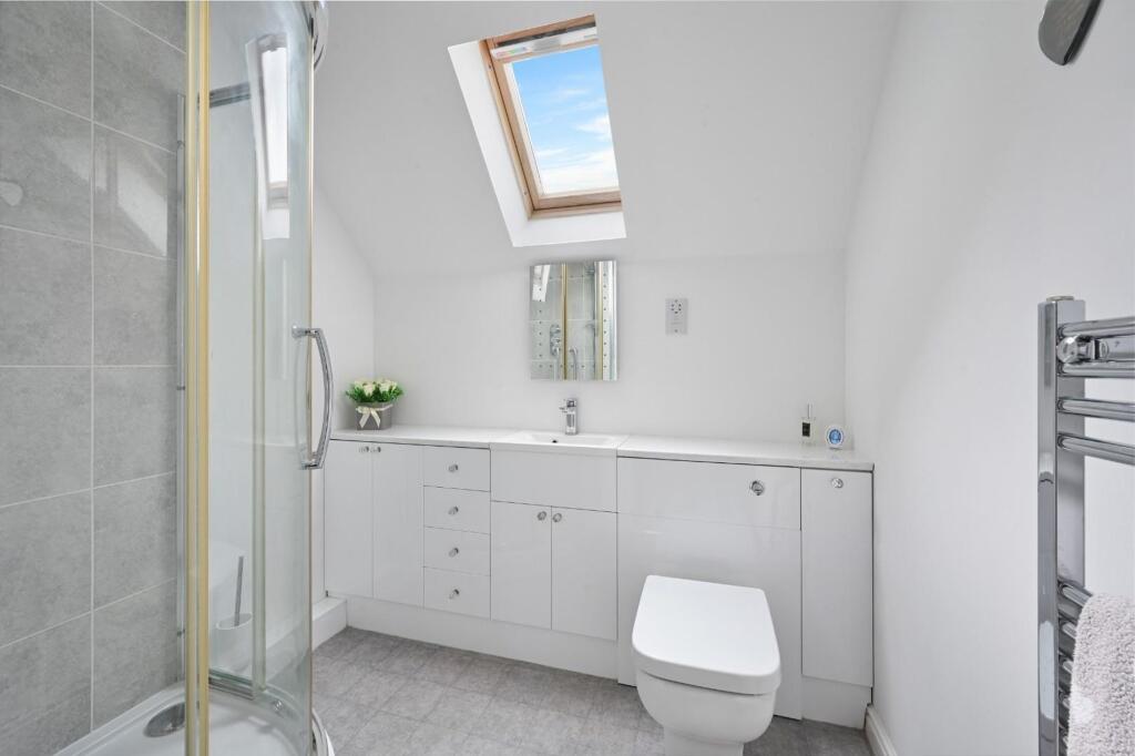 Apartment in Reigate and Banstead, Surrey - More
