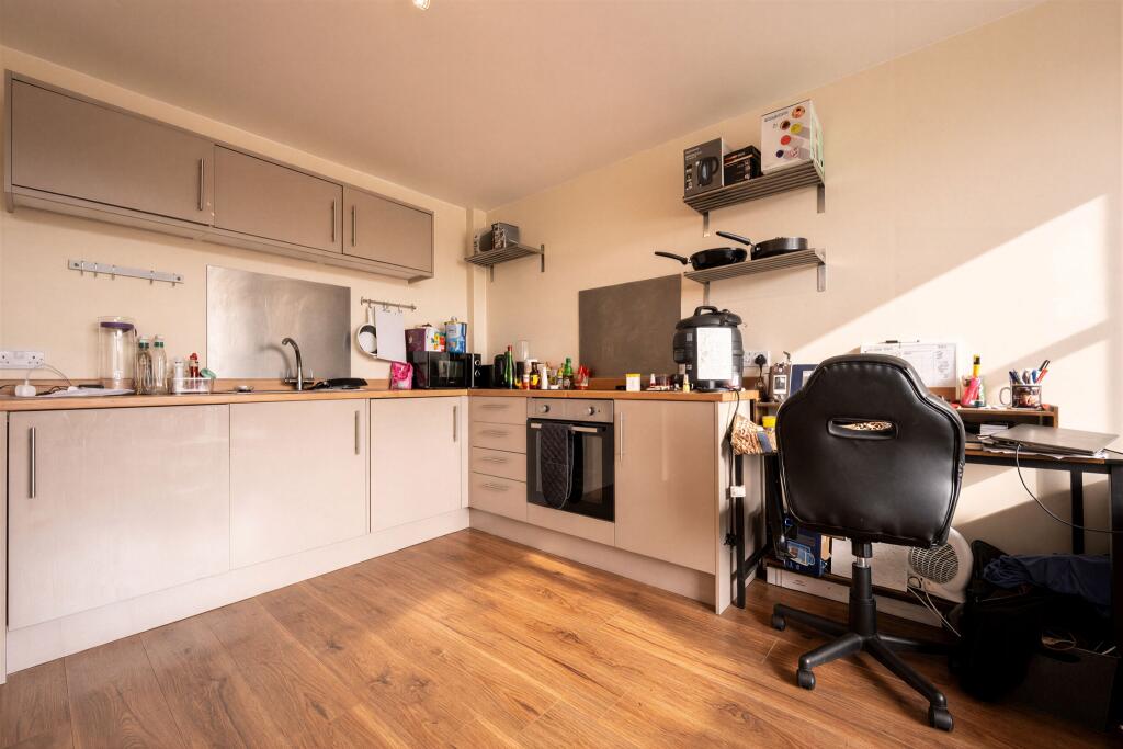 Apartment in Kettering, North Northamptonshire - View 3