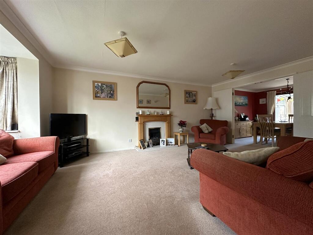 Knight Close, Chippenham photo 3