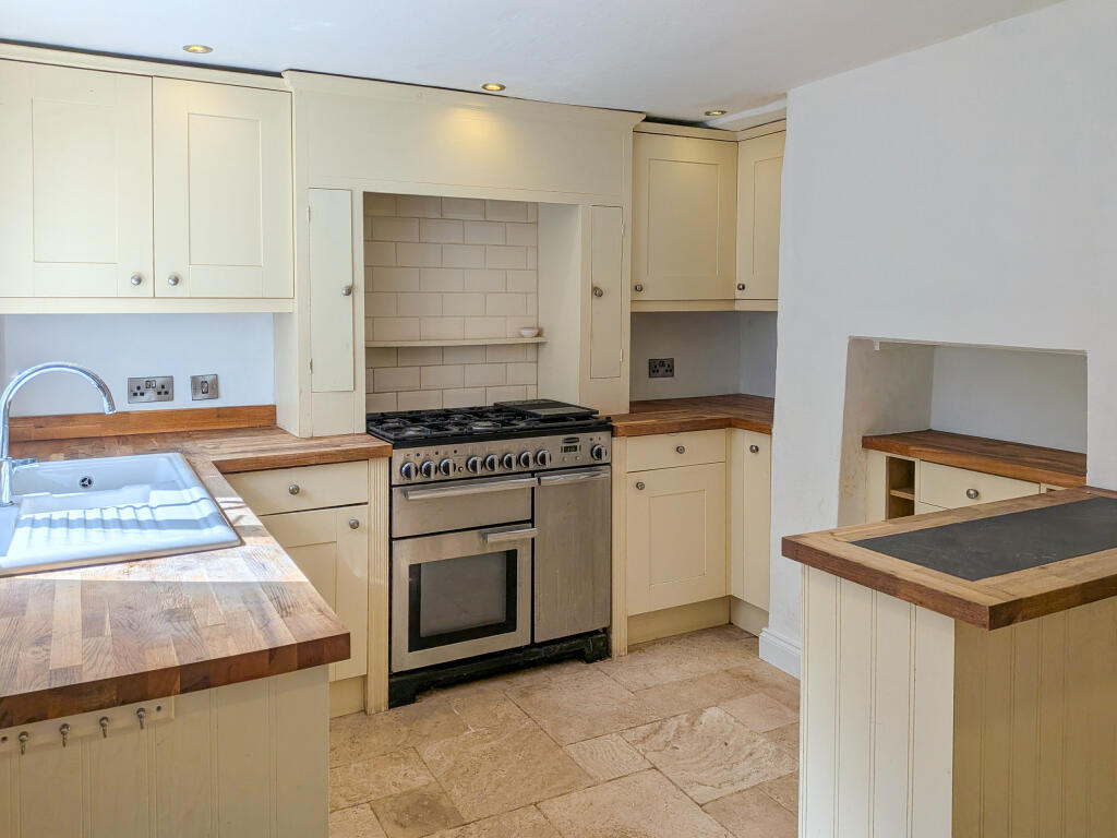 3-bed terraced on Jockey Cottages, Crediton, Devon, £260,000