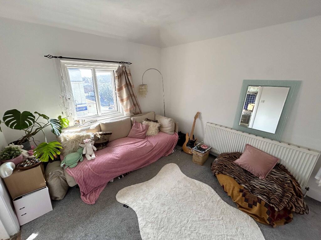 Apartment in Bournemouth, Pokesdown - View 3