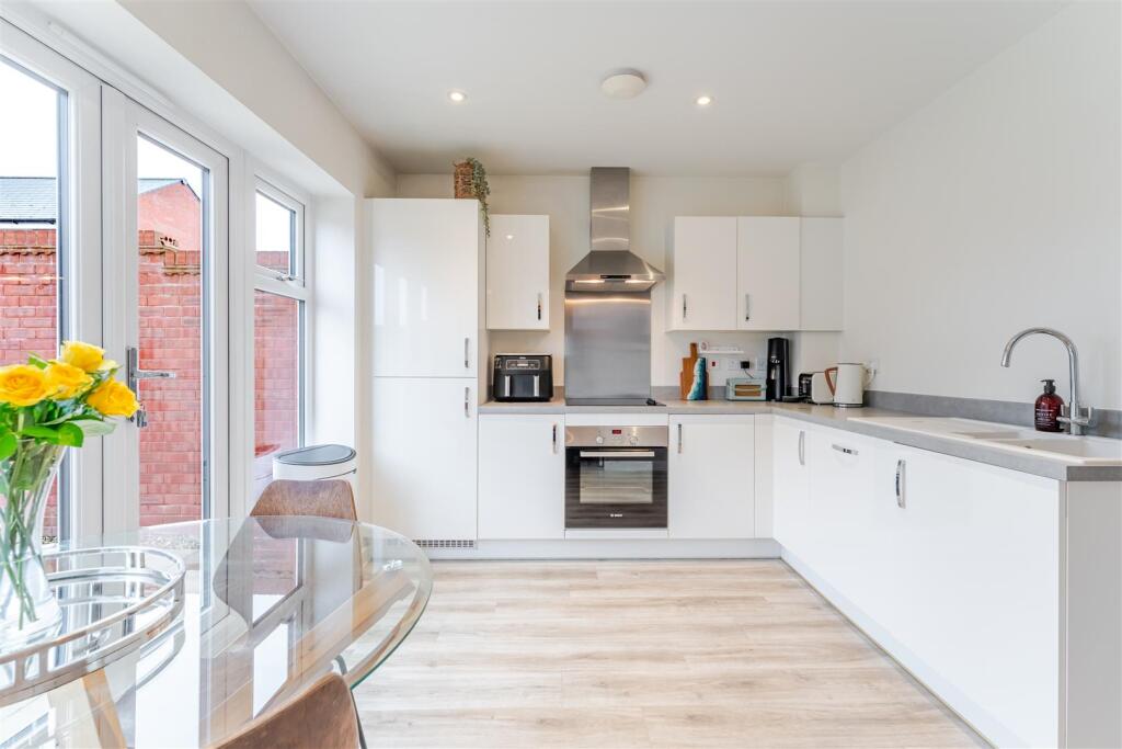 Beautifully presented two bedroom home in the village of  Yatton photo 3