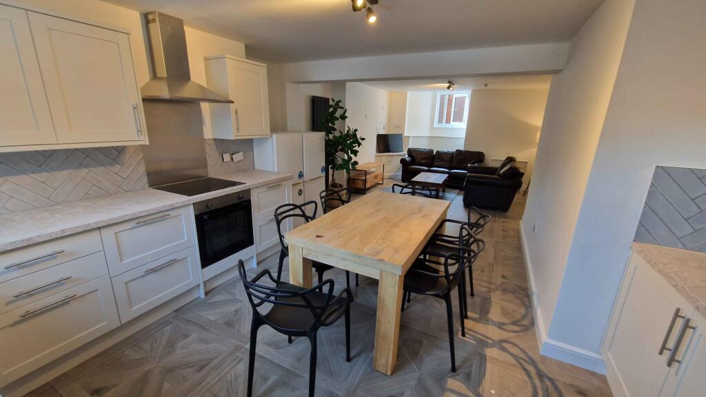 6 bedroom terraced house for rent