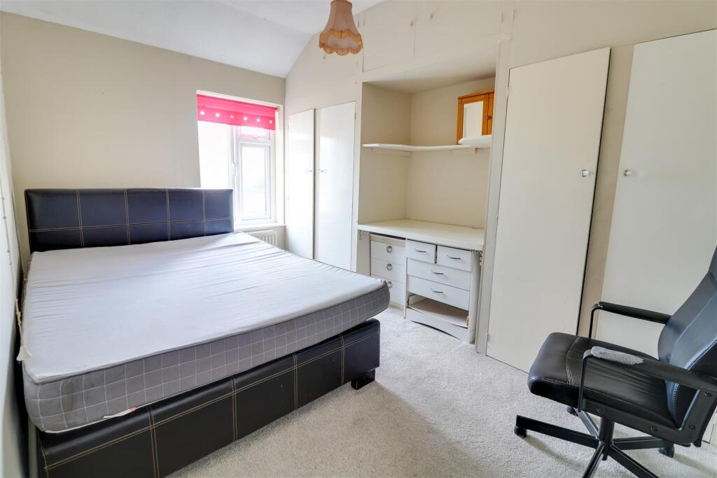 Heath Road, Orsett, Grays, RM16 photo 4