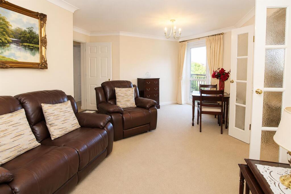 1-bed house on Calverley Court, Kingston Road, Epsom, £100,000